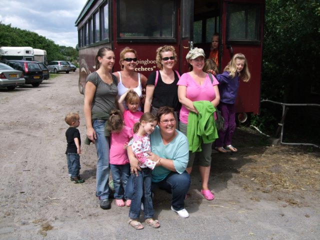 eveneengroepsfotovoordatweaandetramtochtbeginnen.jpg