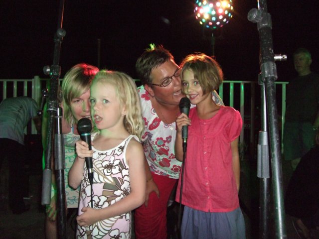 yoehoepopstarseatyourheartoutjulietzingtfootloosemetdekaraoke.jpg