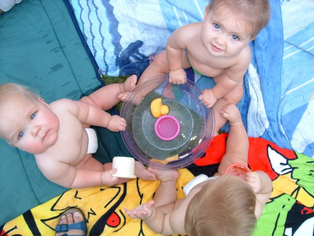tantewendyheefteenbakmetwaterwaarwijlekkermeekunnenspelendeandere2babyszijnbramenyoni.jpg